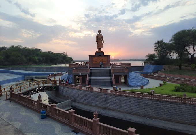 Vivekananda Memorial overlooking Ambazari Lake, symbolizing the debate between development and environmental conservation.