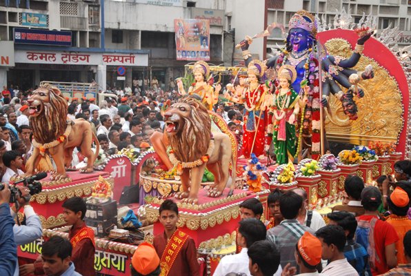 Nagpur: A vibrant procession celebrating Ram Navami, adorned with floats and cultural performances.