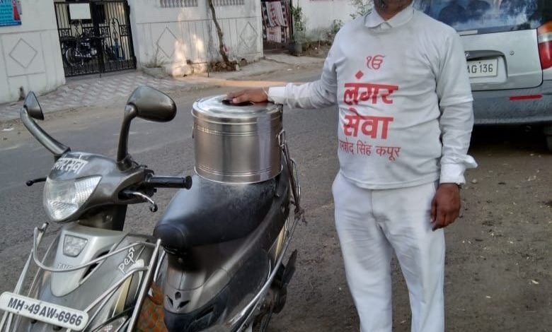 Langar Seva: Jamshed Singh Kapoor serving food to the needy in Nagpur, embodying selfless service.