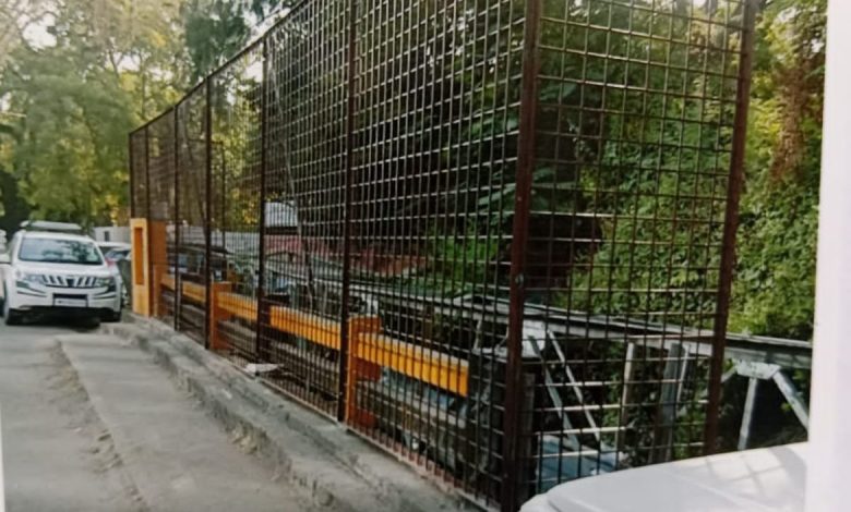 Iron mesh installation on Nagpur bridge to prevent garbage dumping