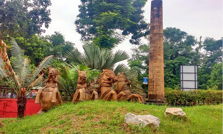 Zero Mile monument in Nagpur, symbolizing historical heritage and current neglect due to lack of maintenance funds.