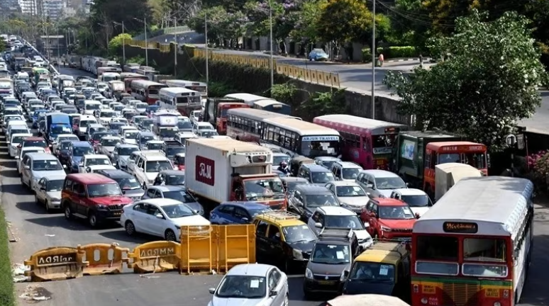 Gridlocked traffic on a congested road in Nagpur due to the Ambazari Bridge closure.