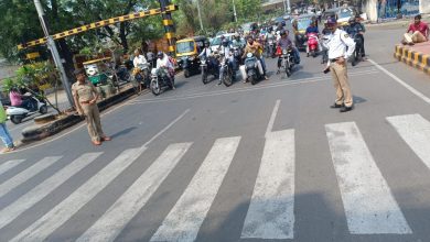 Traffic chaos in Nagpur with vehicles blocking zebra crossings.