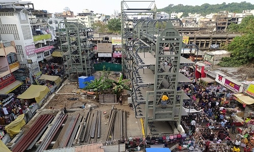 Traffic chaos in Sitabuldi due to hydraulic parking system failure and street vendor encroachments.