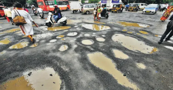 Traffic police managing waterlogged streets in Nagpur during monsoon.