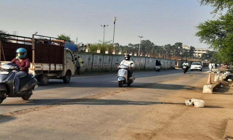 Traffic diversion signs near Futala Lake for Independence Day in Nagpur.