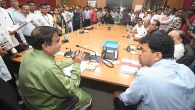 Citizens voicing water-logging complaints at Gadkari’s Janata Durbar in Nagpur