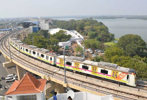 A stalled metro train with passengers walking on tracks near Shankar Nagar station.