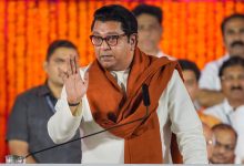 A concerned Raj Thackeray speaking at a public event, warning about the financial risks of the Majhi Ladki Bahin scheme.