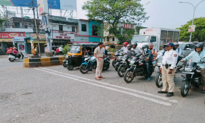 Nagpur traffic police conducting a major crackdown on traffic violators, enforcing strict rules across the city.