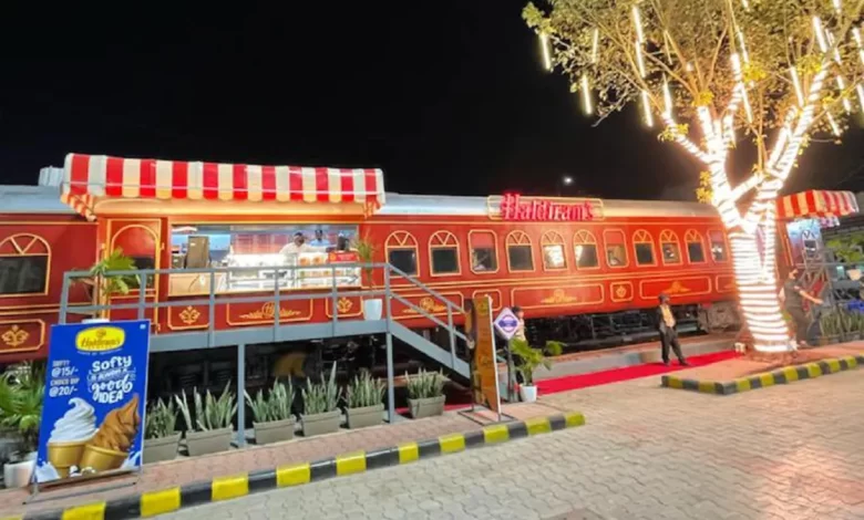 1-Indian-Railways-launches-another-Restaurant-on-Wheels-at-nagpur-railway-station-17