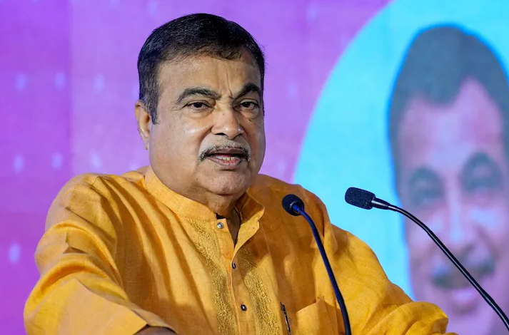 Nitin Gadkari addressing supporters during an election rally in Nagpur.