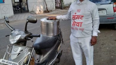 Langar Seva: Jamshed Singh Kapoor serving food to the needy in Nagpur, embodying selfless service.