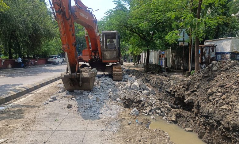 NMC: Busy Nagpur streets under construction, symbolizing traffic congestion and infrastructure works.