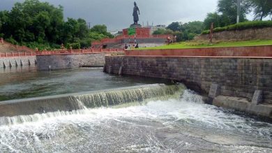 Proximity of Swami Vivekananda statue to Ambazari Dam illustrating flood risks and legal concerns.