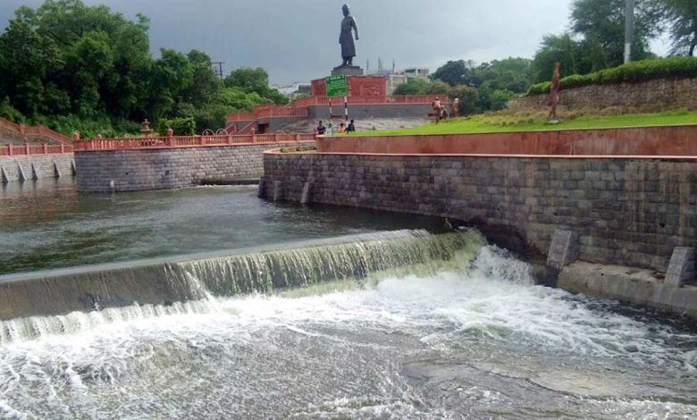 Proximity of Swami Vivekananda statue to Ambazari Dam illustrating flood risks and legal concerns.