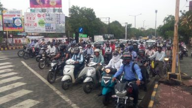 Nagpur traffic police managing city traffic amid heavy congestion and chaos.