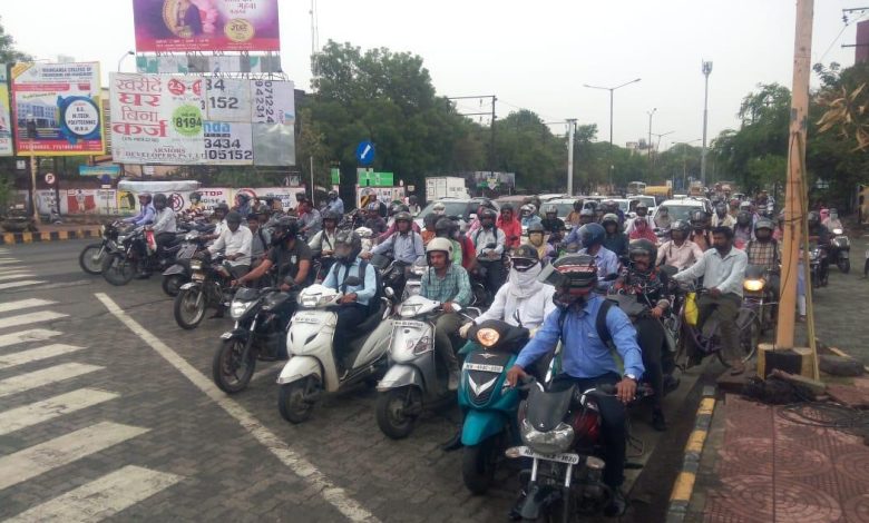 Nagpur traffic police managing city traffic amid heavy congestion and chaos.