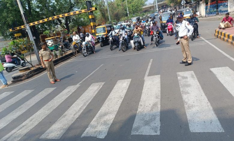 Traffic chaos in Nagpur with vehicles blocking zebra crossings.