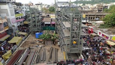 Traffic chaos in Sitabuldi due to hydraulic parking system failure and street vendor encroachments.