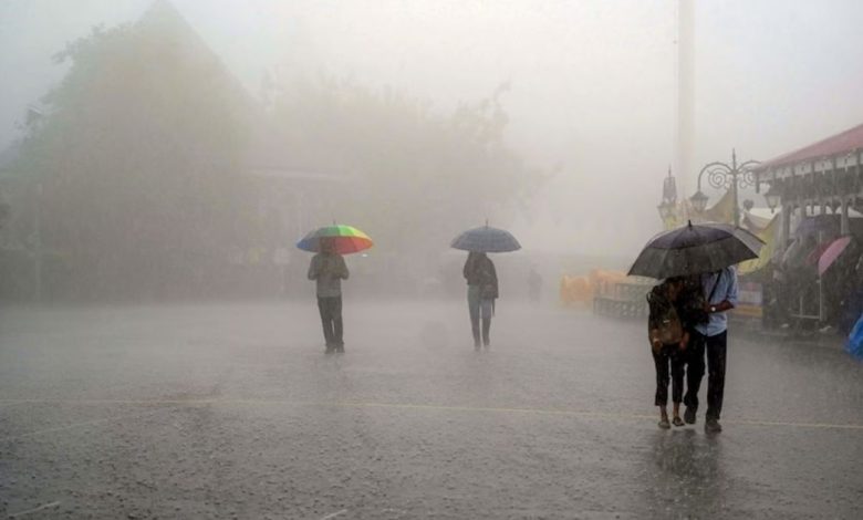 Heavy rain in Nagpur with cloudy skies and forecast updates.