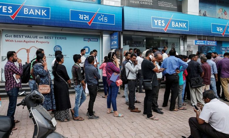 Ladki Bahin: Women queuing at Nagpur banks due to incomplete KYC under Mukhyamantri scheme.