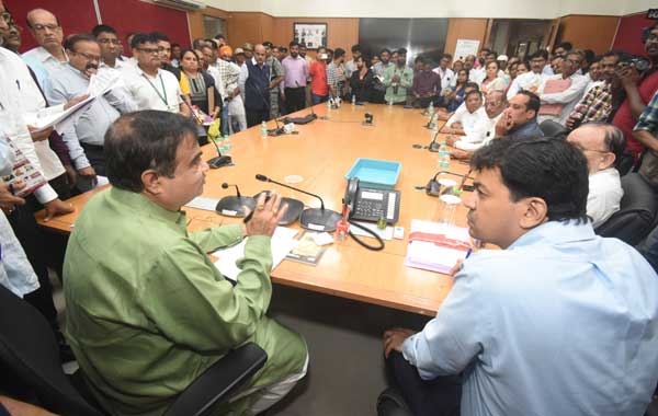 Citizens voicing water-logging complaints at Gadkari’s Janata Durbar in Nagpur