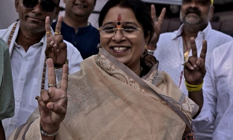 Abha Pande addressing supporters during her campaign rally in East Nagpur, showcasing her independent run for the assembly election.