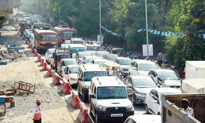 Traffic congestion and illegal parking on busy roads in Nagpur, contributing to gridlock and blocking emergency services.