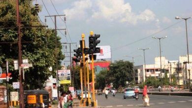 Blinking traffic signal light in Nagpur during off-peak hours.