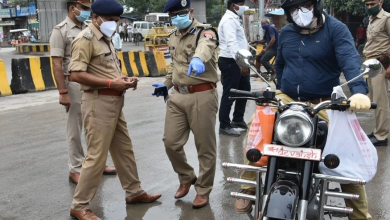 Traffic police in Nagpur managing city traffic and issuing challans.