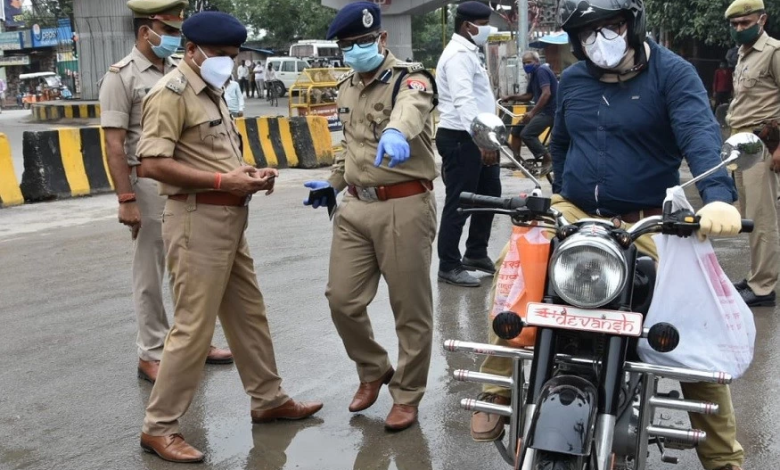 Traffic police in Nagpur managing city traffic and issuing challans.