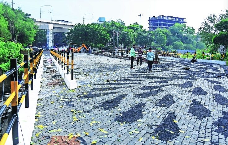 A newly constructed bridge in Nagpur, ready for public use, with clear road signs and smooth traffic flow.