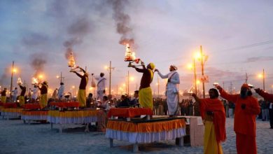 Devotees participating in Maha Kumbh rituals and Maha Aarti in Nagpur 2024.