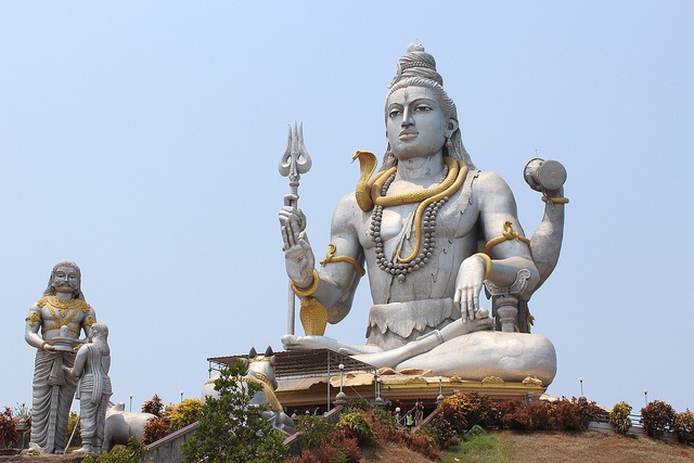 A magnificent 108-foot Shiva statue overlooking the Wainganga River in Ambora, symbolizing devotion and grandeur.