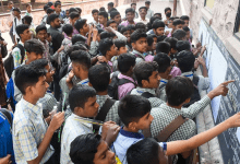 Students checking Maharashtra HSC 2025 results online and downloading marksheets.