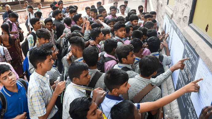 Students checking Maharashtra HSC 2025 results online and downloading marksheets.