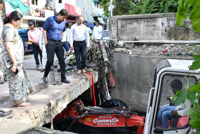 Spider Machine cleaning drain in Nagpur with NMC officials inspecting